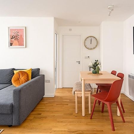 Contemporary City Centre Apartment With Parking Bath Exterior foto