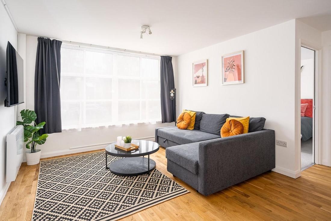Contemporary City Centre Apartment With Parking Bath Exterior foto
